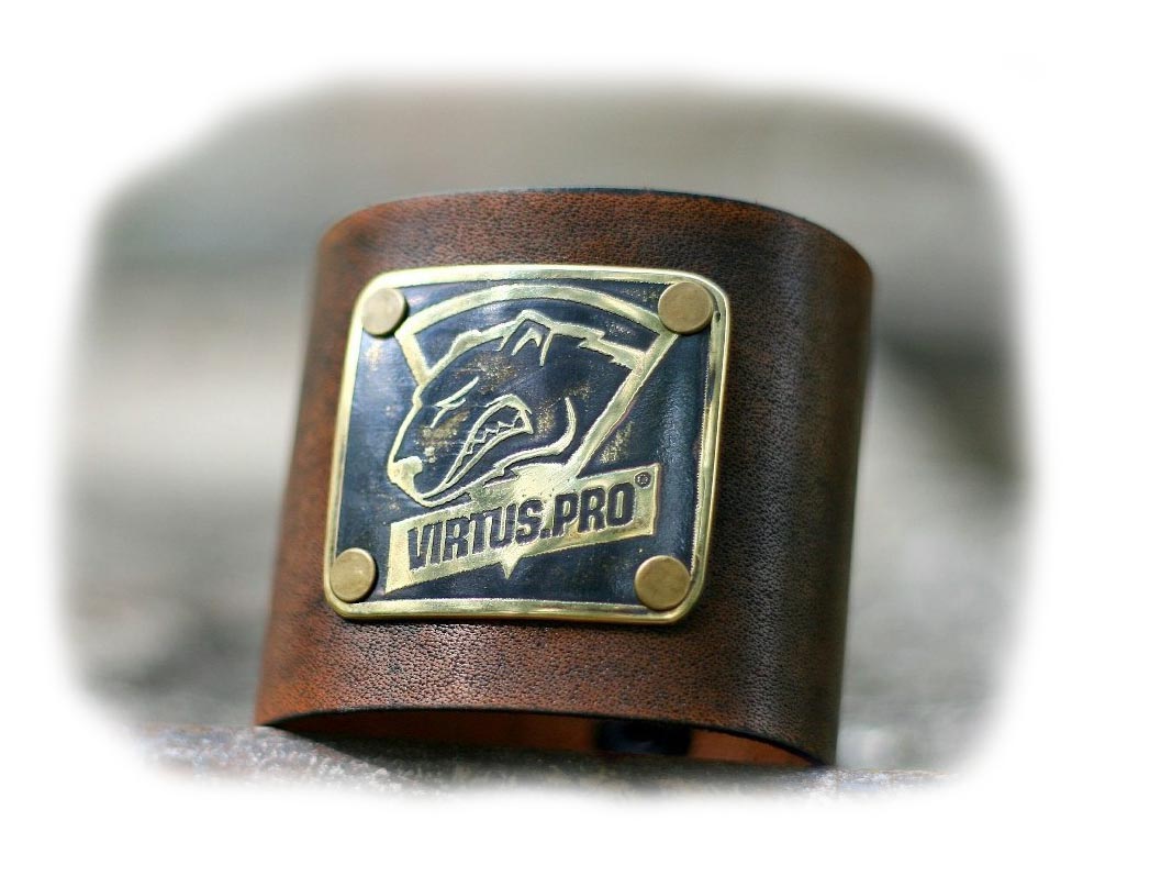 картинка Браслет логотип Virtus.Pro кожаный с широким ремешком 
